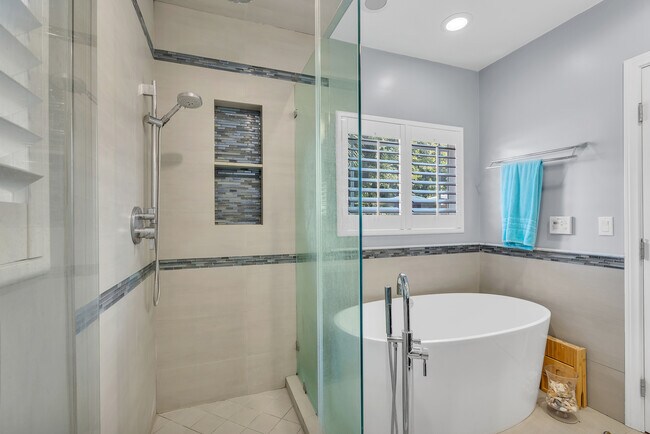 Building Photo - 326 N Doheny Dr