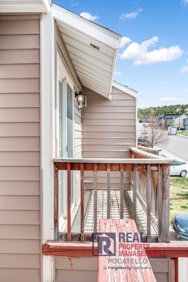 Building Photo - 3 bedroom 2 Bath Townhouse - 1 Car Garage