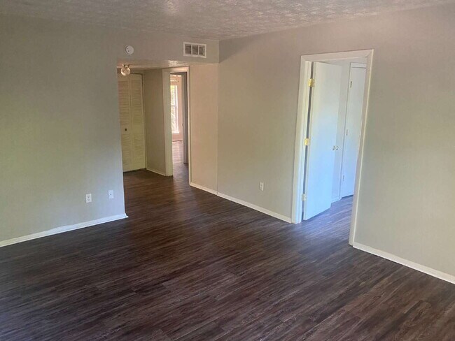 Building Photo - Gorgeous 2 Bedroom 1.5 Bathroom Condo With Stunning Flooring! AMAZING DEAL.