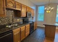 Building Photo - 2 bedrooms center of Downtown!