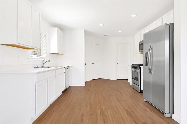 Building Photo - 227 River Grv Ct
