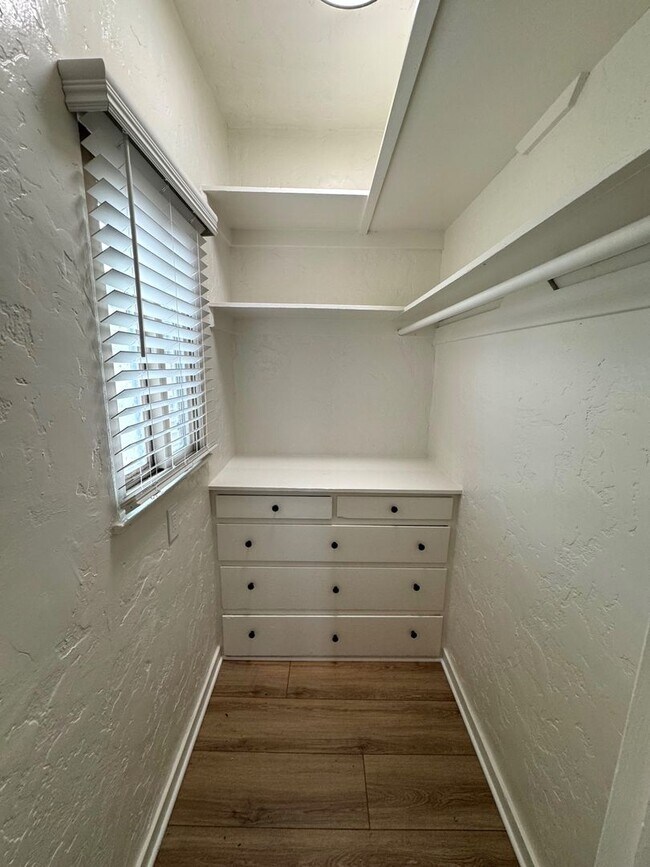 Building Photo - Remodeled Pierpont Beach Apartment