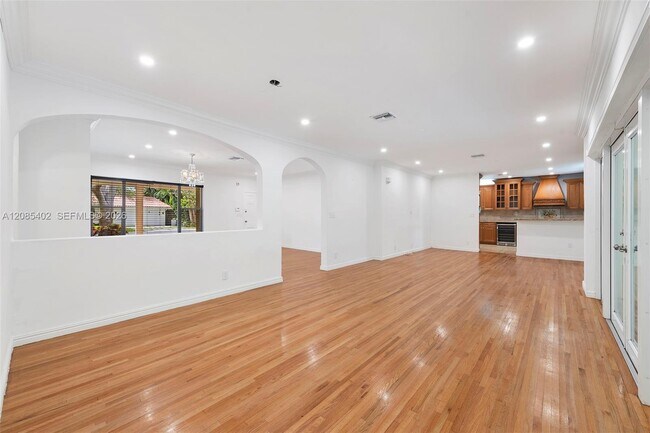 Building Photo - 921 Alava Ave