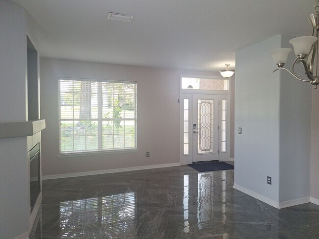 Building Photo - VA-VA ROOM! 5 BR  Home in Debary Country C...