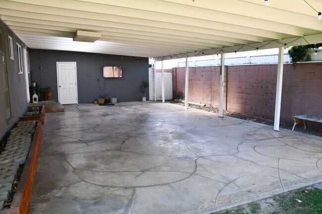 Building Photo - 1210 E Oakmont Ave