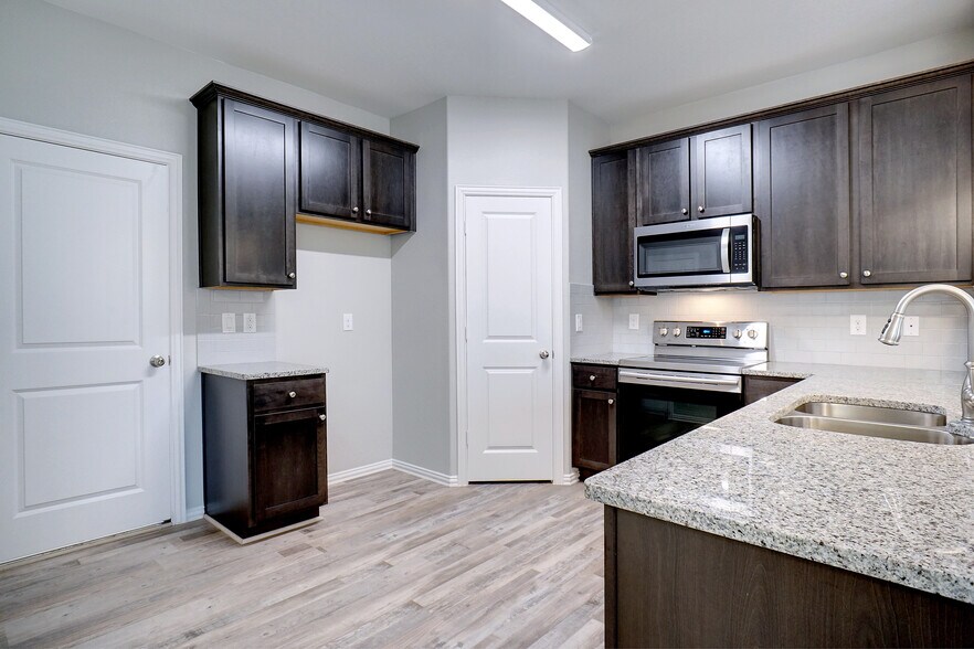 Kitchen - 1923 S Jennings Ave