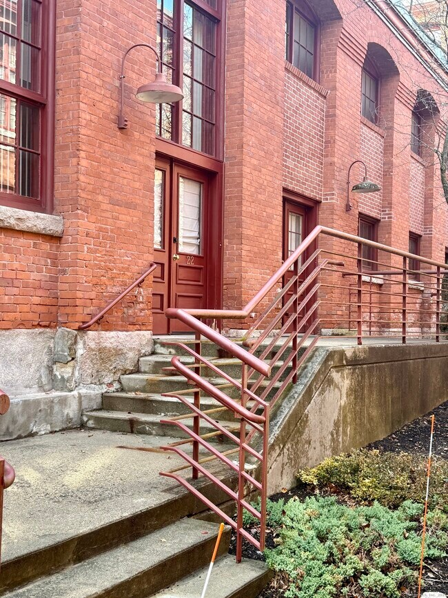 Building Photo - 839 Main St