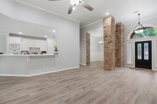 Building Photo - 25818 Overlake Dr