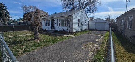 Building Photo - 2518 Applegate Ave