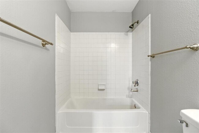 Building Photo - 2402 Glen Field Dr