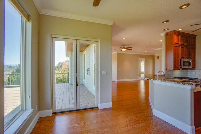Building Photo - FOUR BEDROOM HOUSE IN LACAMAS SHORES WINTE...