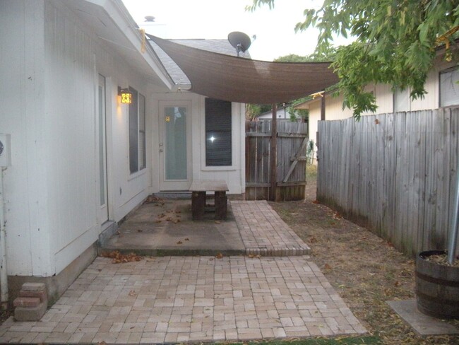 Building Photo - Milwood - Spacious  4 Bedroom - Apple - Or...