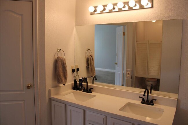 Building Photo - 16205 Glorious Ln