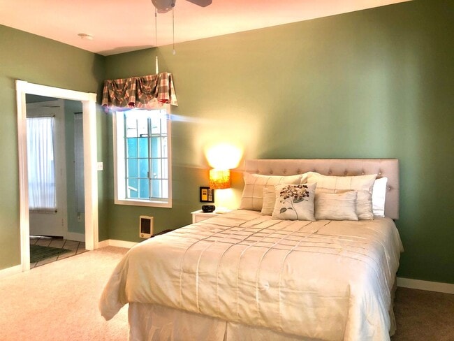 Building Photo - Charming oversized one bedroom cottage nestled quietly among a beautiful Bainbridge oasis