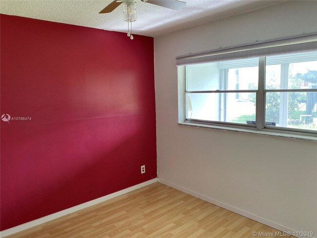 Building Photo - 950 Hillcrest Dr