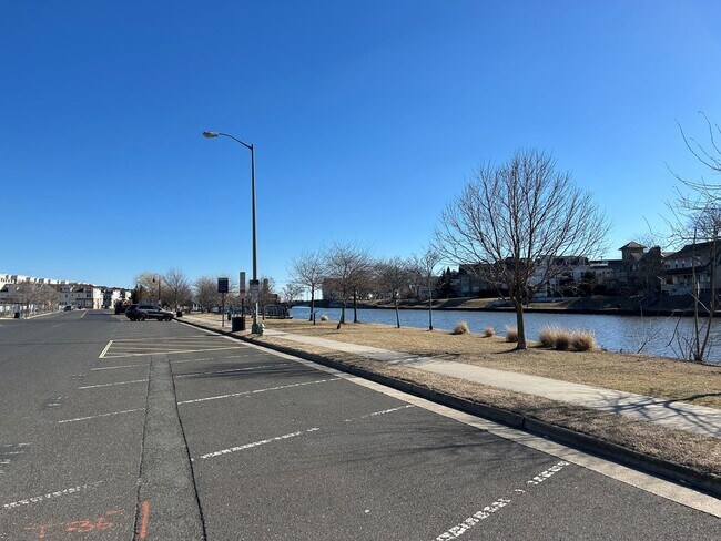 Building Photo - Gorgeous 3 bedroom 1 1/2 bathroom Single F...