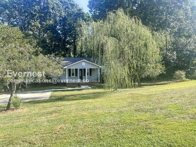 Building Photo - 3 Bed/3 Bed Home with Laundry Hookups / Pe...