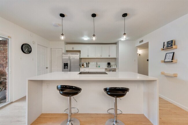 Building Photo - 9230 Millwood Dr