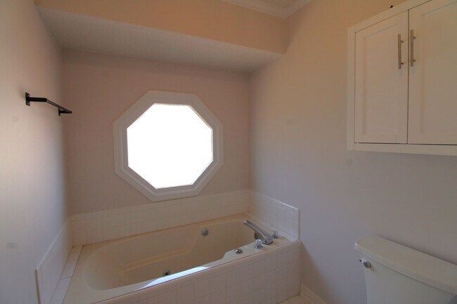 Building Photo - Awesome 3 bedroom home in a great area!