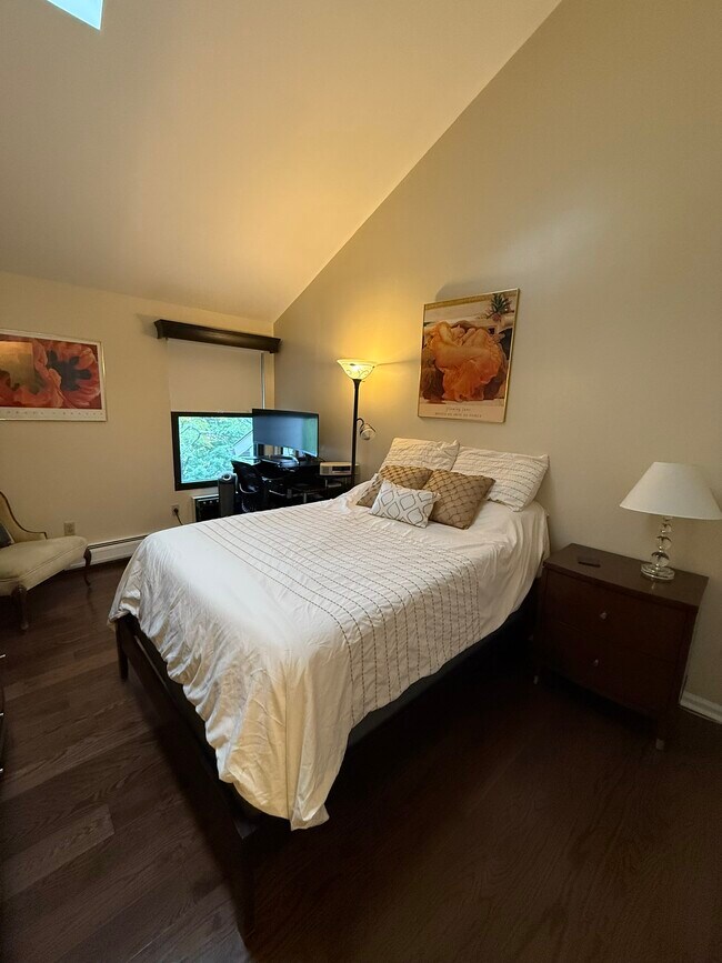 Building Photo - 1465 E Putnam Ave