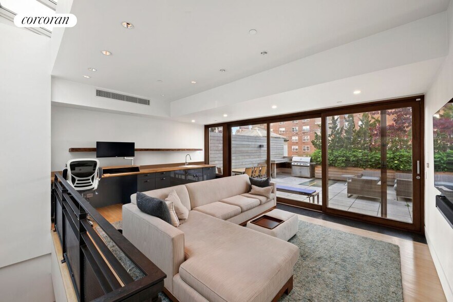 Building Photo - 363 Greenwich St
