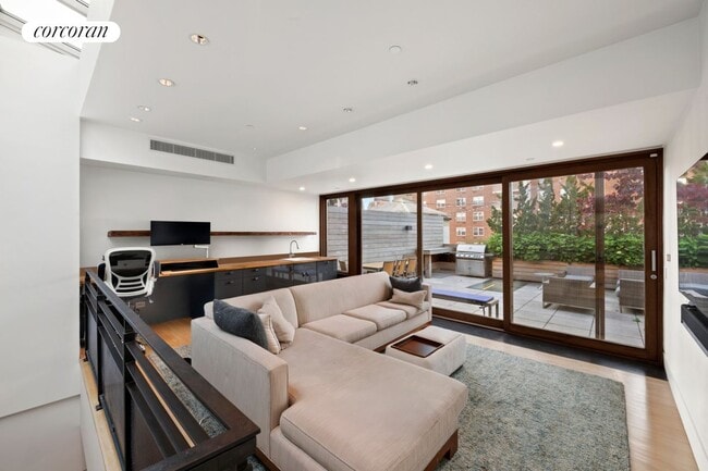 Building Photo - 363 Greenwich St
