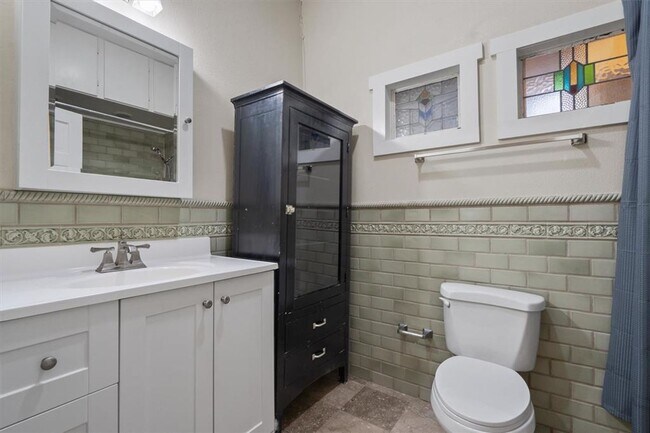 Building Photo - Exclusive New 4 Bed Remodeled with huge ba...