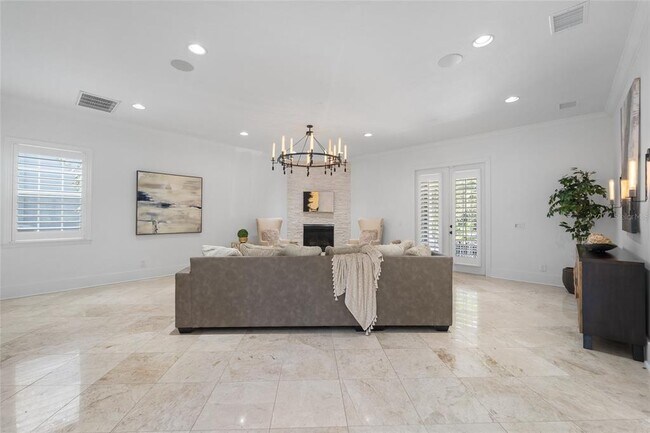 Building Photo - 4802 W Beachway Dr