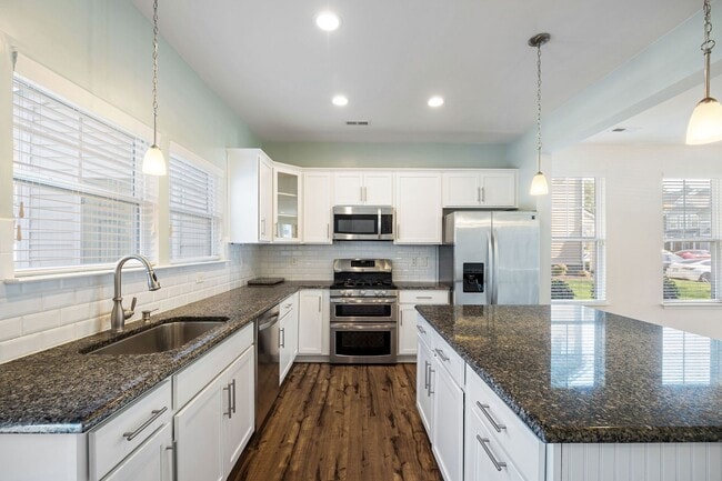 Building Photo - 3 Bedroom Corner Townhome!!! Available Early-Mid April****