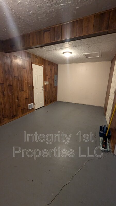 Building Photo - 7408 E 109th St