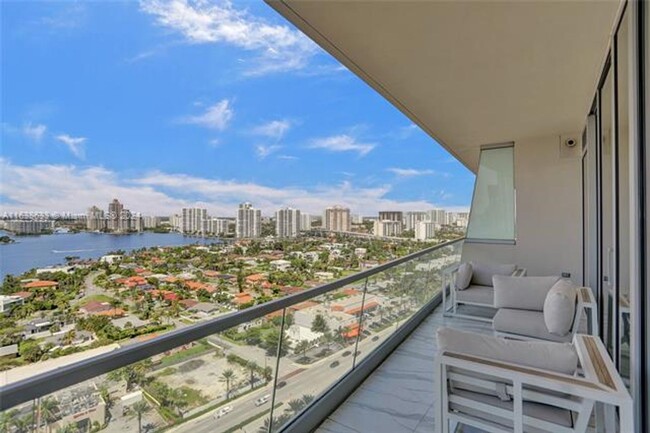 Building Photo - 18501 Collins Ave