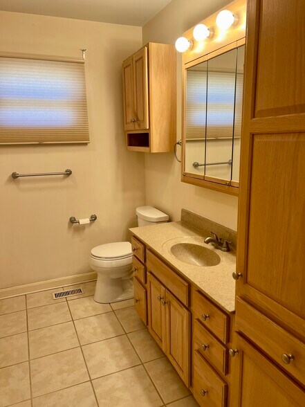 Building Photo - 6600 E Oak St