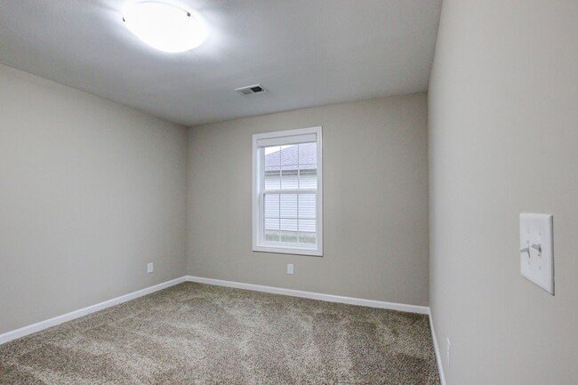 Building Photo - Fresh and Clean 3 bed 2 bath.  Sweet layout!