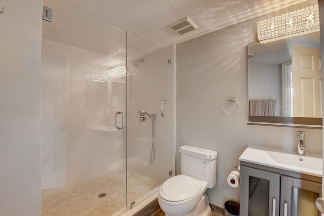 Building Photo - 1223 Villa Cir