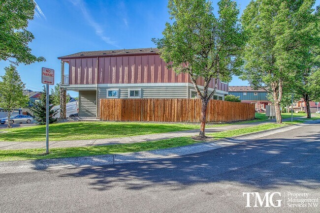 Building Photo - Contemporary 3 Bed 2.5 Bath Style Home in ...