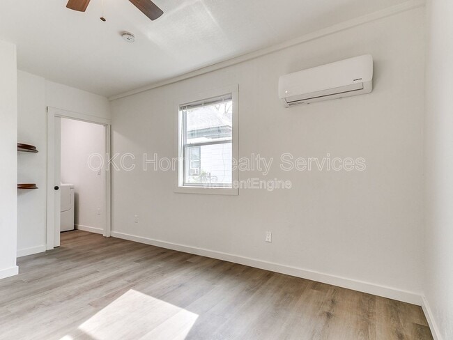 Building Photo - 1812 W Noble Ave