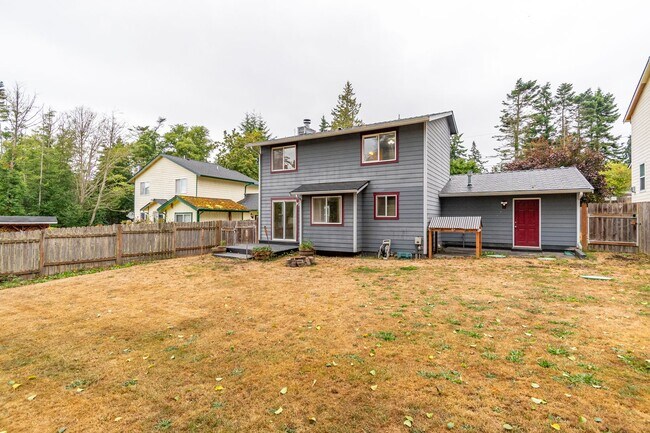 Building Photo - Charming Admirals Cove Home with Bonus Roo...