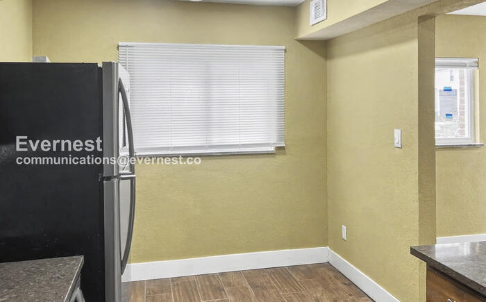 Building Photo - 1006 E 15th Ave