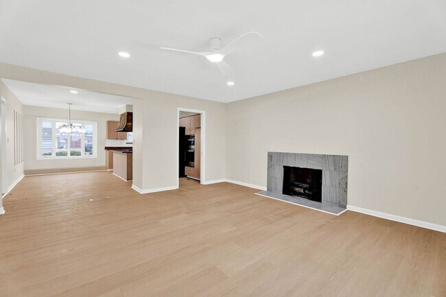 Building Photo - 3BD | 3BTH - NEWLY RENOVATED - ON SYLVAN LAKE