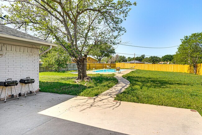 Building Photo - 4624 Trailwood Dr