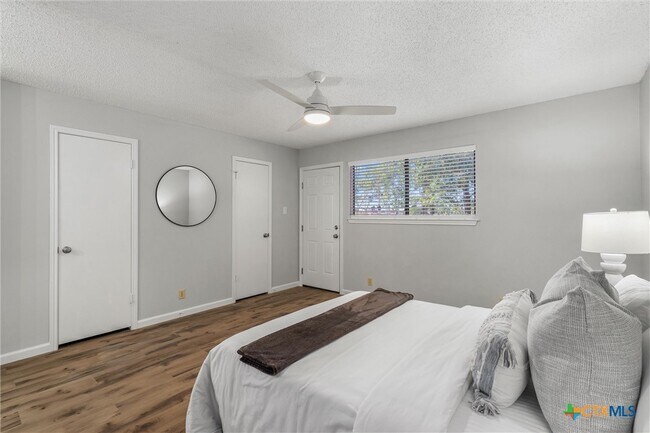 Building Photo - 101 N Kings Canyon Dr