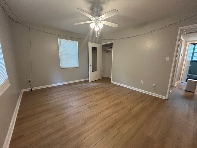Building Photo - Beautiful 2/1 NW Gainesville with large yard