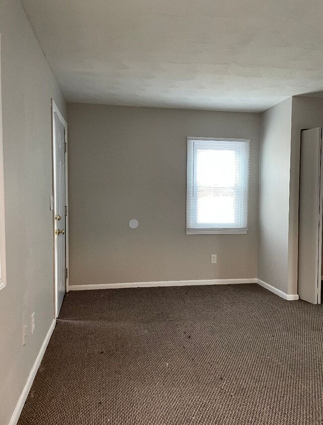 Building Photo - Studio Cottage For Rent ON W Erie - Huge Y...