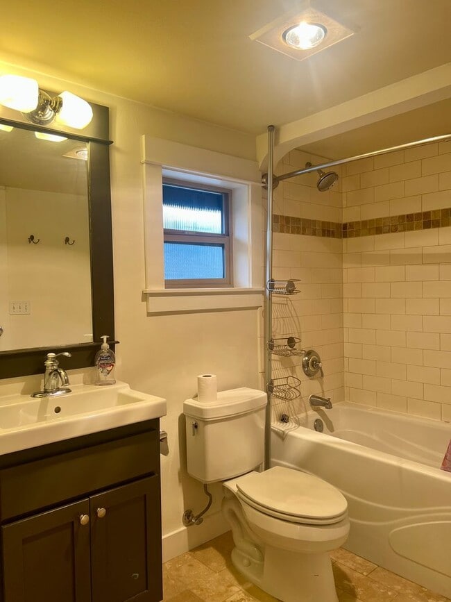 Building Photo - Available 1/0! Cozy townhouse in the Mt Baker neighborhood.