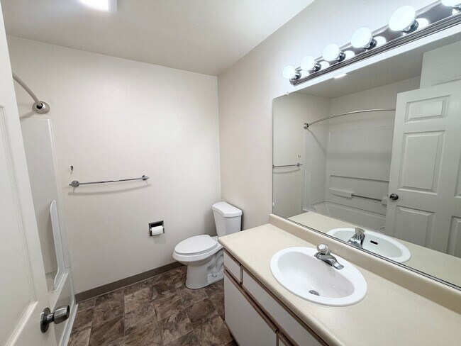 Building Photo - Super Cute Spacious 2BD 2BA in the Hillsdale Neighborhood!