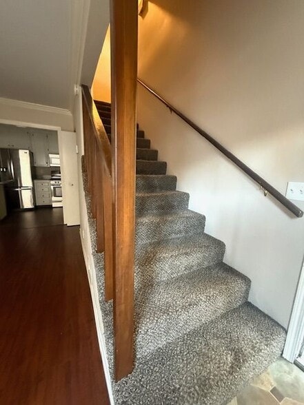 Building Photo - 706 E Avenue, Middle Unit