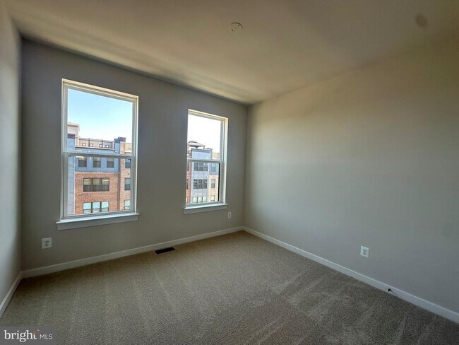 Building Photo - 43799 Middleway Ter