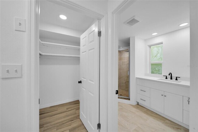 Building Photo - 3307 Pinetree St