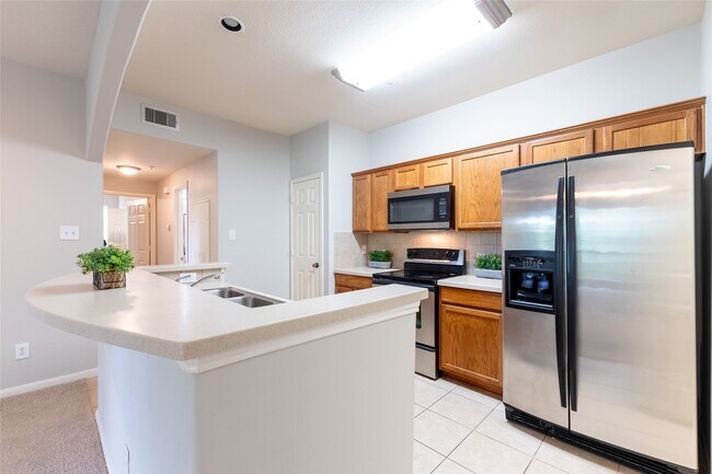 Building Photo - 6607 Lake Woodlands Dr