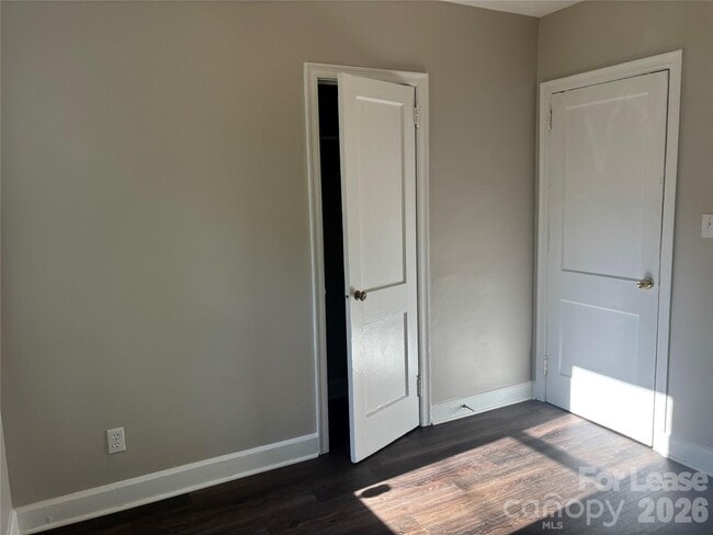 Building Photo - 2565 Brentwood Pl